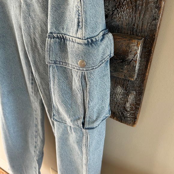 Women's Madewell Low Slung Cargo Jeans w/Waist Adjustable Pieces - Picture 6 of 7